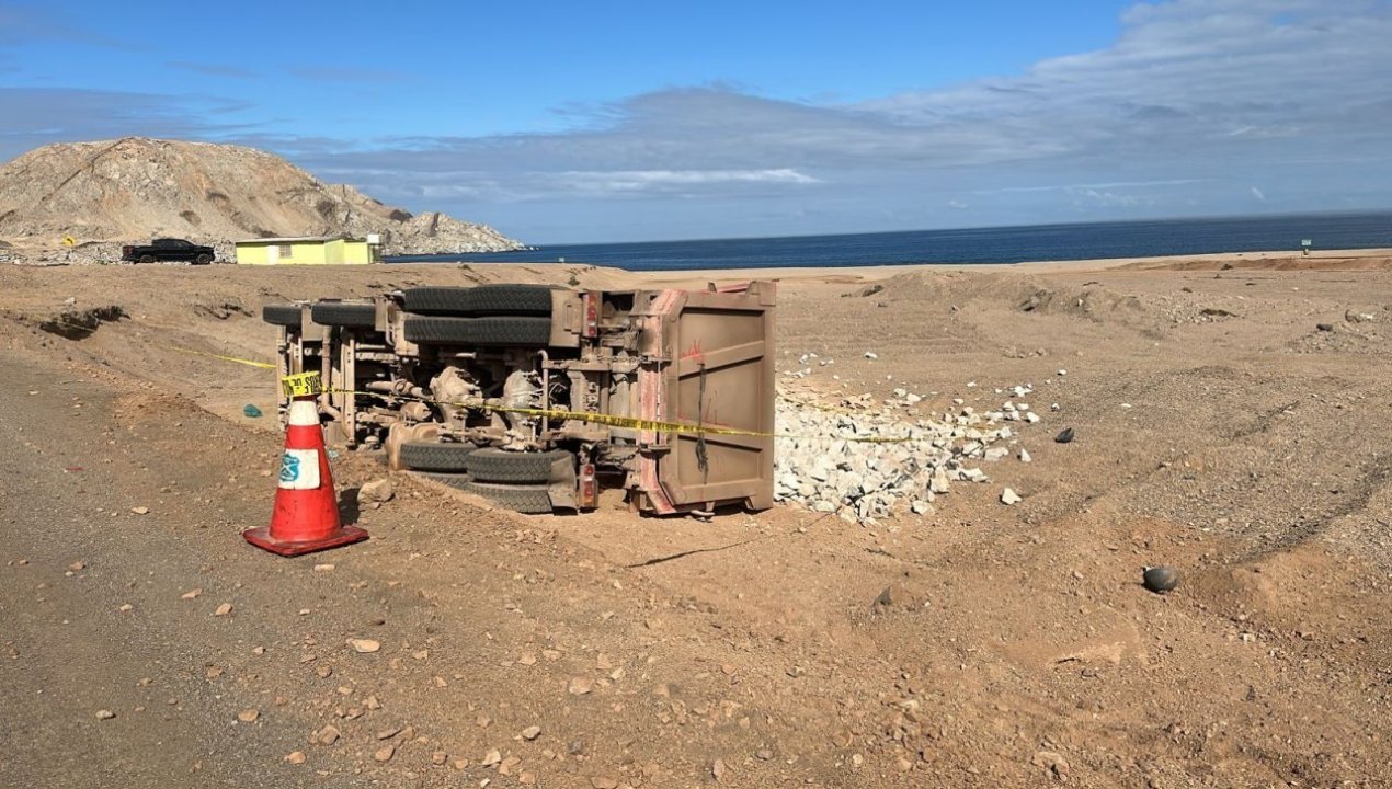 /local/2-fallecidos-dejo-volcamiento-de-camion-minero-en-playa-cifuncho-de-taltal