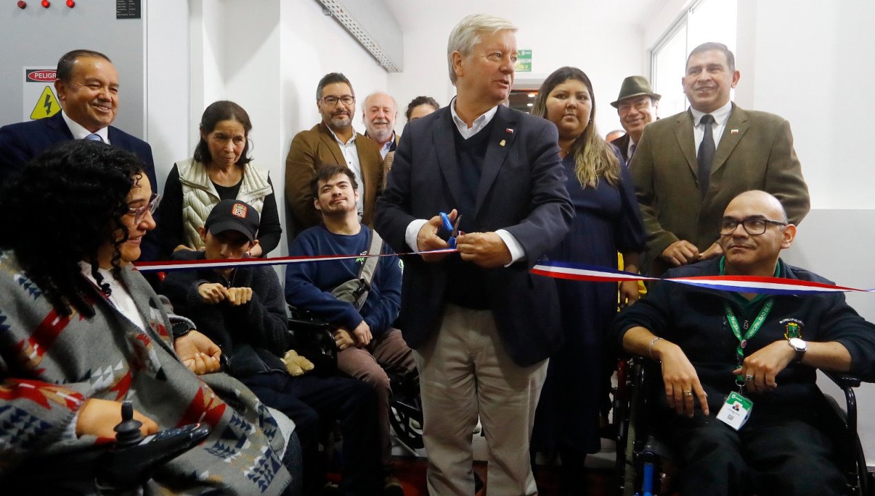 /curico-inaugura-ascensor-municipal-tras-anos-de-espera