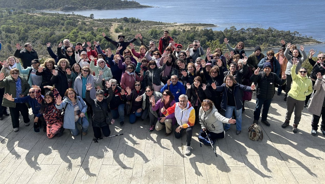 /caminata-de-personas-mayores-en-parque-del-estrecho-de-magallanes