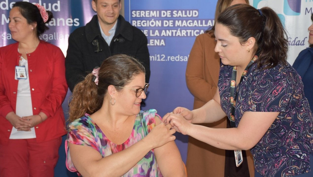 /nuevo-punto-en-hospital-clinico-magallanes-refuerza-campana-de-vacunacion-e