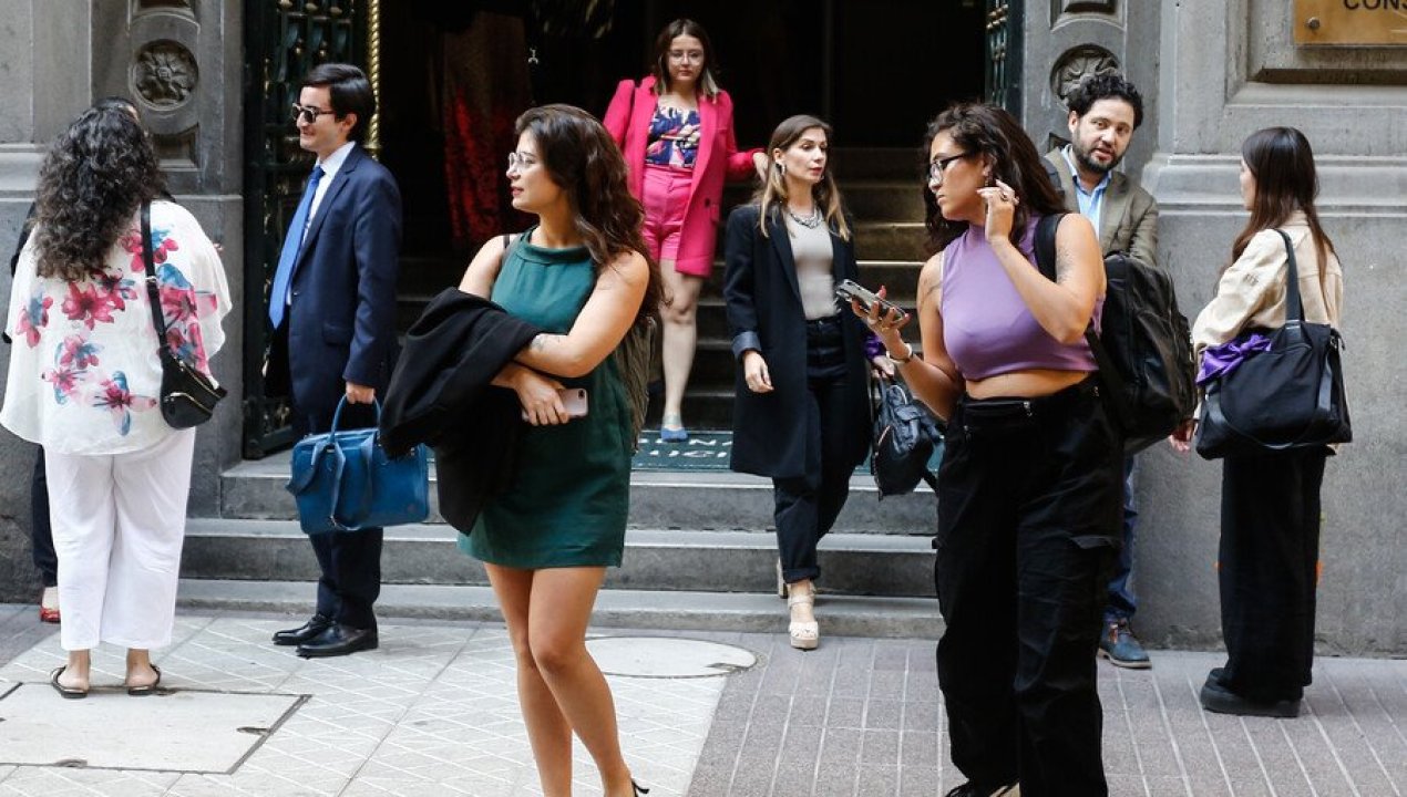 /actualidad/entra-en-vigencia-la-jornada-laboral-de-42-horas-claves-dudas-y-a-quienes