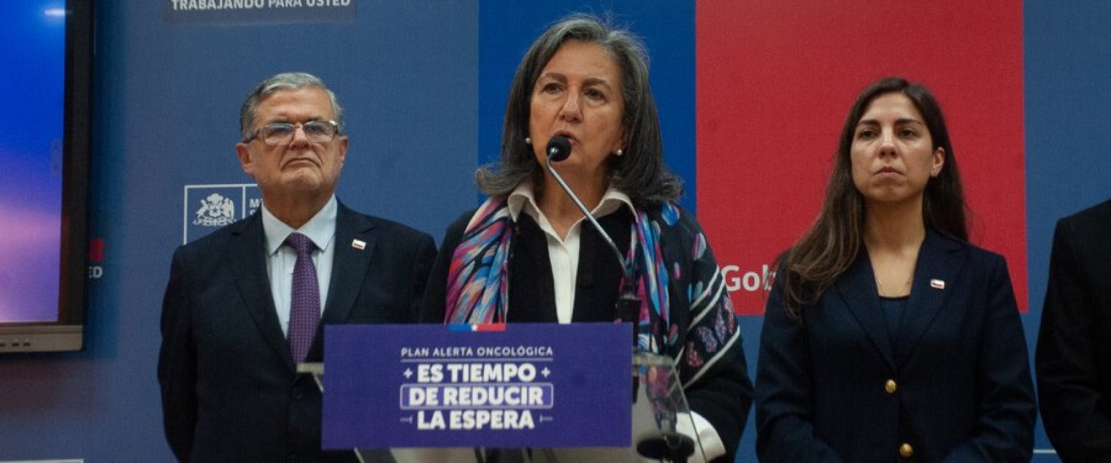 Ministra de Salud descartó el cierre de programas y criticó duramente intervención de los alcaldes a las afueras de la Moneda