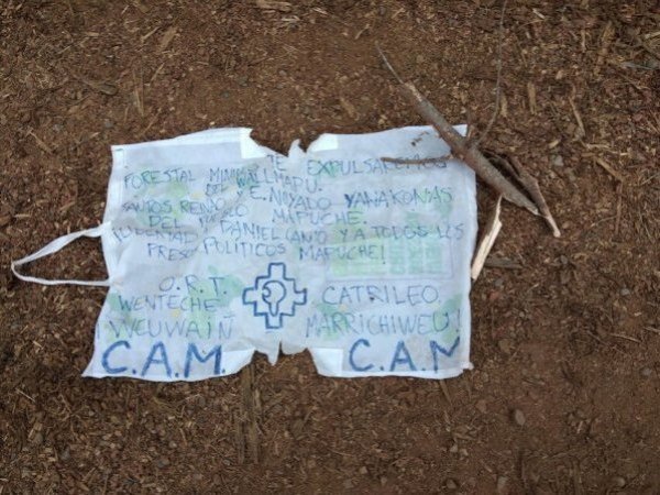 Ataque incendiario destruye cabaña en Contulmo y deja lienzo con consignas mapuche